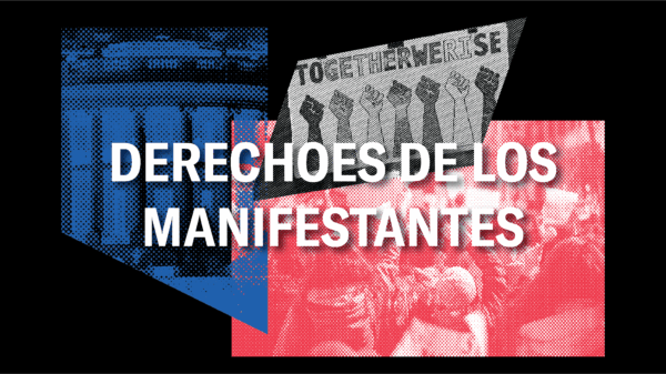 Gráfico con un diseño estilo collage que presenta el texto blanco y negrita "Derechos de los Manifestantes" en el centro. Detrás del texto se encuentran elementos superpuestos: una imagen en rojo de una gran multitud en una protesta, una imagen en azul de un edificio gubernamental con columnas y un cartel en blanco y negro que muestra varios puños en alto con la frase "Juntos nos levantamos". El fondo es negro y el diseño general presenta un efecto serigrafiado de alto contraste que simboliza la acción cívica y la solidaridad.