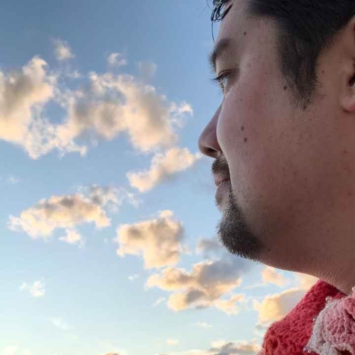 Shige Sakurai with the sky in the background.